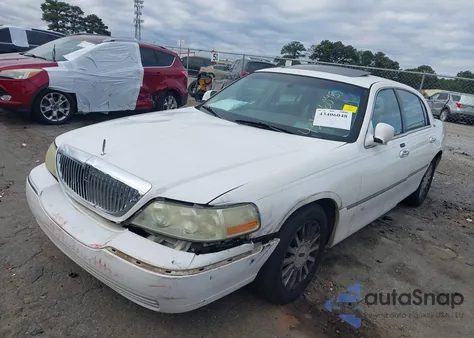 2005 Lincoln Town Car Signature Limited from USA, damaged, VIN 1LNHM82W55Y643908
